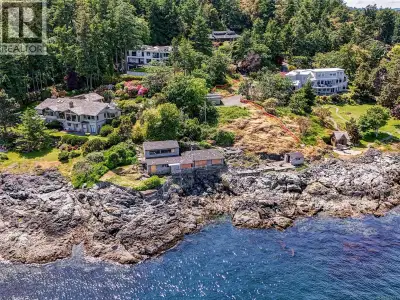 Welcome to an exceptional 1 acre waterfront property on prestigious Ten Mile Point. The pie shaped l...