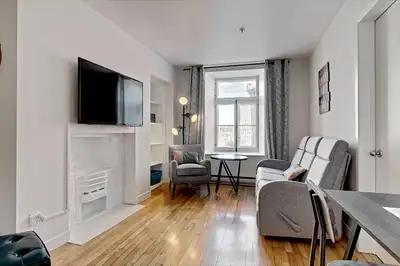 3 1/2 meublé, tout compris de 425 pi2, situé au 2ieme étage d'un immeuble sécurisé au cœur du Vieux-...