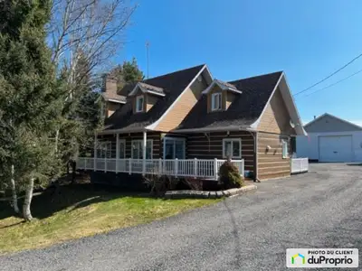 Magnifique propriété à étages ½, à quelques minutes de plusieurs services. À Amos, à 2 km de la vill...