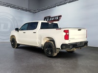 The 2022 Silverado has elements that reinforce the trucks wide, stable and confidence-inspiring stan... (image 2)