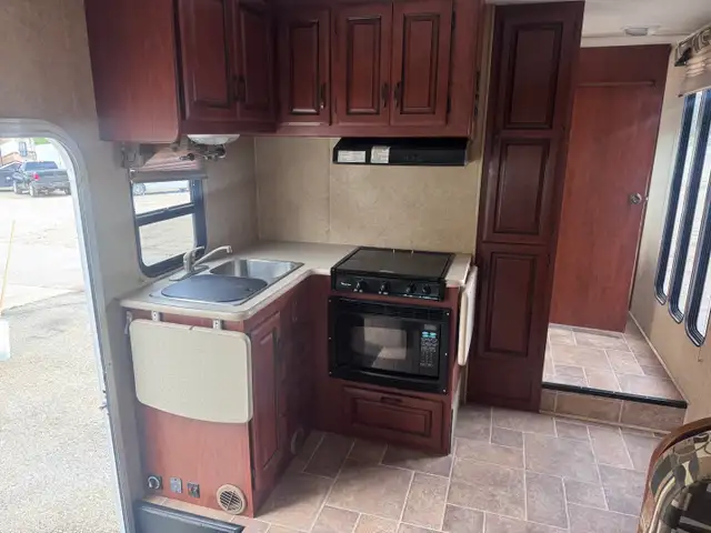 2011 Sunseeker 3120CD Class C Motorhome - Ford F-450 Super Duty in RVs & Motorhomes in Edmonton - Image 10