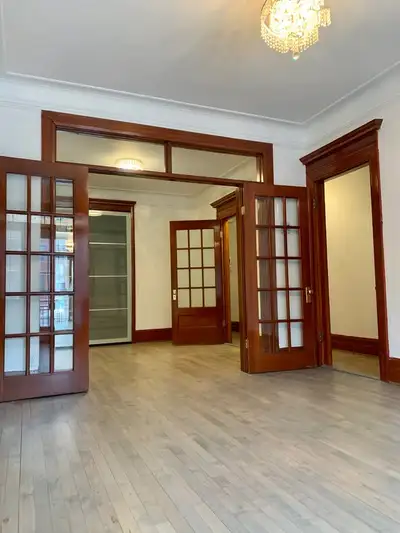 *1650 Boulevard Saint-Joseph Est* $1800 Ce grand 3 1/2 de luxe entièrement rénové idéalement situé d...