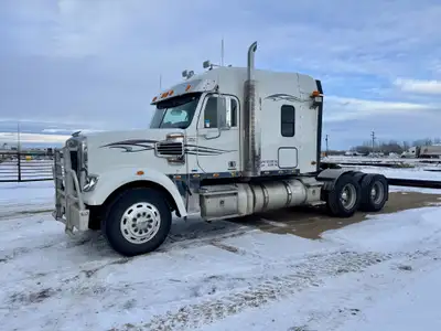2011 Freightliner 122SD Sleeper Truck Tractor Comes with a Detroit DD15 diesel engine, 1573374 km sh...