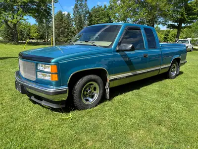 1998 GMC Sierra C1500 SLE, 5.0L 2WD, automatic transmission, 294244kms. Equipped with power windows,...