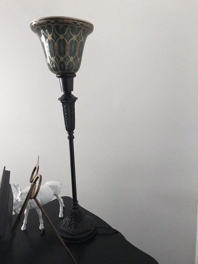Table lamp with ceramic shade dans Éclairage intérieur et plafonniers  à Laval/Rive Nord - Image 2