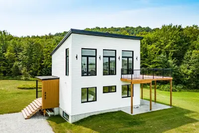 Grand Lac St-François, Saint-Romain, Estrie. Wow! Superbe chalet 4 saisons de style contemporain, co...