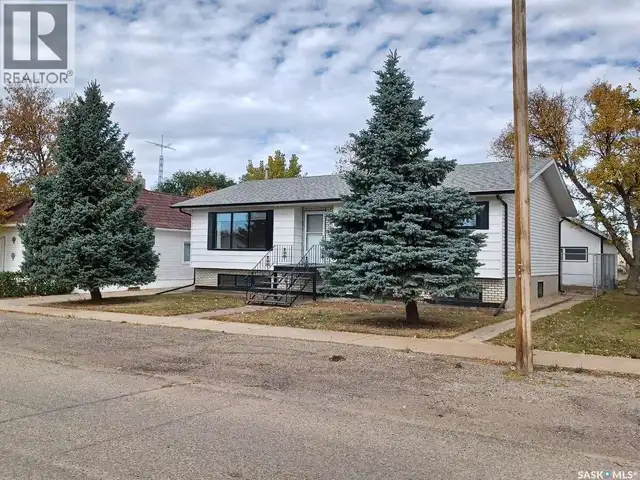113 5th AVENUE Gravelbourg, Saskatchewan in Houses for Sale in Moose Jaw - Image 3