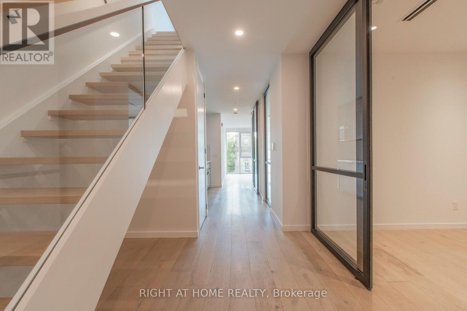 301 - 778 QUEEN STREET E Toronto (South Riverdale), Ontario 4