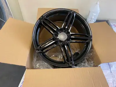 Brand new gloss black AU12 18"x8" 5x112ET 45 66.6 Brand new gloss black AU12 18"x8" 5x112ET 35 66.6...