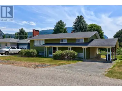 Strategically positioned with stunning views of a golf course, mountains, and lake, this 4 bed, 2 ba...