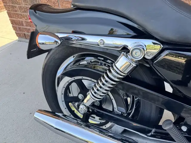 2006 Harley-Davidson XL1200C Custom **CANADIAN BIKE** **LOW KM** in Street, Cruisers & Choppers in Markham / York Region - Image 6