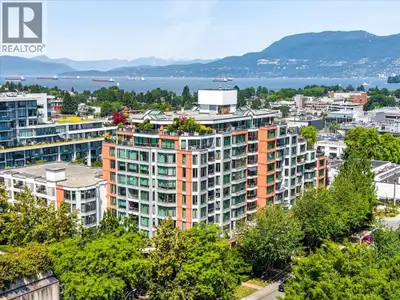 Welcome to the highly sought-after Meridian Cove. This 2 bedrooms 2 baths renovated home features sp...