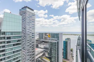 The Heart of the City. Prime Location. Beautiful 1 bedroom Condo 50 Floor with Floor to Seiling Wind...