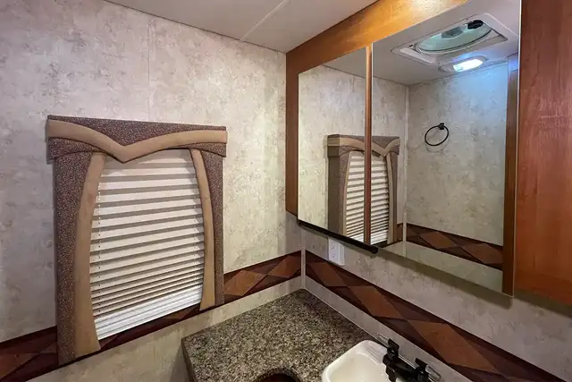 2010 Jayco Greyhawk 31GS - Pre-Owned Class C Motorhome in RVs & Motorhomes in Red Deer - Image 26
