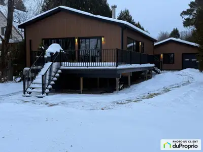 Propriété à aire ouverte, sans voisins arrière avec garage, superbe vue sur le lac à la Tortue. Deux...