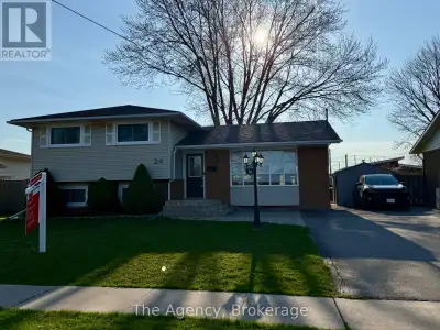 Updated 4 level side split with in-law suite including 2 kitchens. Perfect for that growing family,...