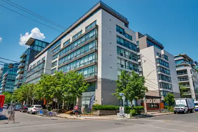 2 bdrm +den, 1 bath King West