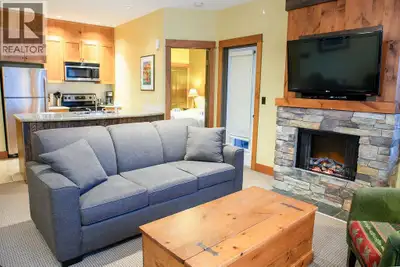 Welcome to this third-floor corner suite with a desirable south-facing orientation and beautiful ski...