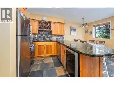 This very practical unit sits directly on the Perfection ski run. Ski in and out of your door with 1...