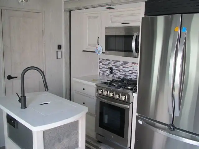 2023 SIERRA 391 FLRB-NEW LOADED FRONT LIVING-ON SALE $99,999!  in Travel Trailers & Campers in Ottawa - Image 15