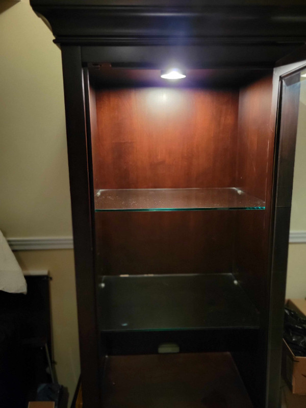 Curio display cabinet - Wood/Glass/Light in Hutches & Display Cabinets in City of Toronto - Image 3