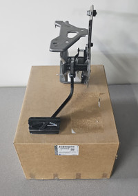 GM Brake and Accelerator Pedal Bracket - GM (84310956)