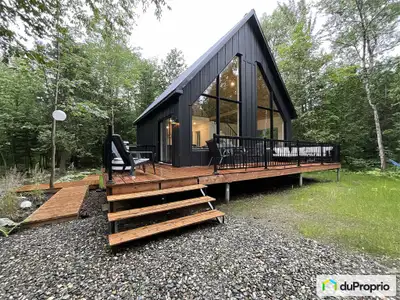 Magnifique chalet neuf 4 saisons au pied du parc national du mont Ham, sans voisin. C'est un chalet...