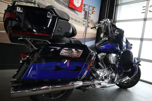 2011 Harley-Davidson FLHTCUSE8 - CVO Ultra Classic Electra Glide in Sport Touring in Strathcona County - Image 4