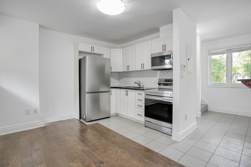 2-Bdrm Apt near Eglinton and Dufferin w/washer & dryer! 5