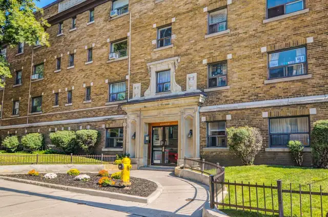Amazing Bachelor + Den in Long Term Rentals in City of Toronto - Image 3