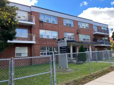 3 HILL HEIGHTS ROAD - ETOBICOKE SEPARATE SINGLE GARAGE SOUTH ETOBICOKE PARKLAWN/THE QUEENSWAY 9X20 F...