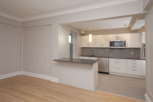 4557 Sherbrooke St W — photo 1