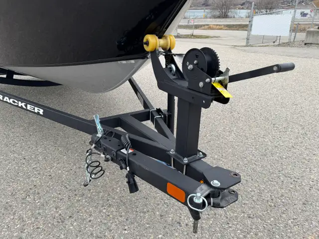 2026 TRACKER ProGuide V-16 Walk Thru fishing boat in Powerboats & Motorboats in Vernon - Image 16