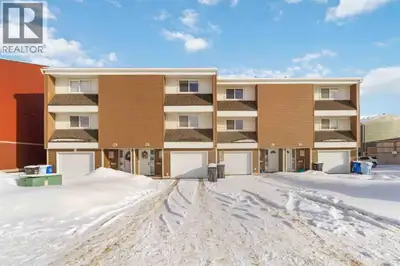 Welcome to 400 Silin Forest Road Unit 64, located in the heart of Thickwood! This fully developed to...