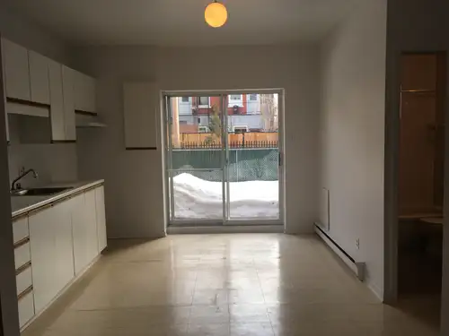 3 ½ à louer sur Saint-Dominique, entre Beaubien et Saint-Zotique! Idéal pour personne seule ou en co...