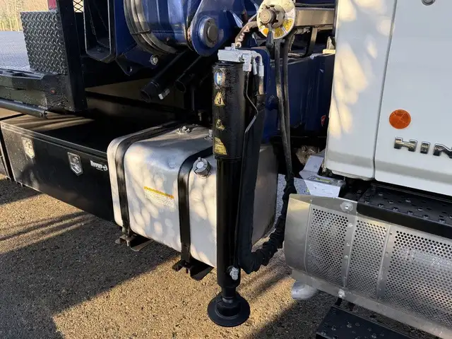 2015 Hino 358 22 Foot Dump Flatdeck with Amco Veba Crane and Air in Heavy Trucks in Regina - Image 29