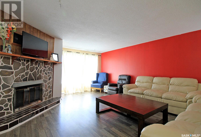 32 Clarke AVENUE Yorkton, Saskatchewan in Houses for Sale in Regina - Image 2