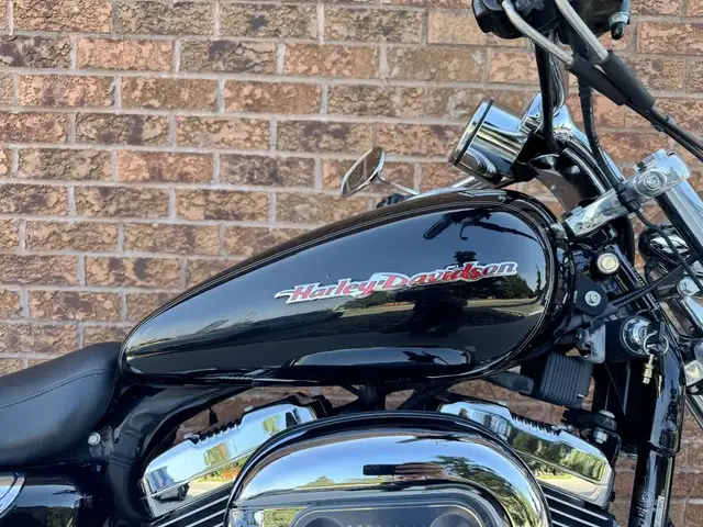 2006 Harley-Davidson XL1200C Custom **CANADIAN BIKE** **LOW KM** in Street, Cruisers & Choppers in Markham / York Region - Image 22