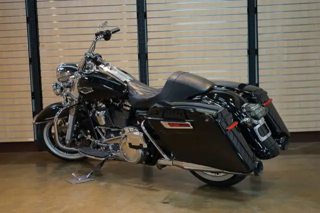 2018 Harley-Davidson FLHR - Road King in Sport Touring in Medicine Hat - Image 8