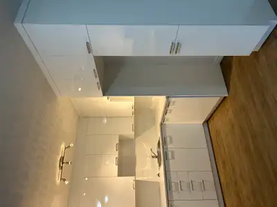 Magnifique 4 1/2 Entièrement rénové, vaste et lumineux. Disponible le 1er JUIN. Chauffage, eau chaud...
