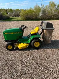 John Deere 165 Hydrostatic Lawn Tractor