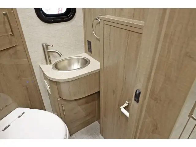 2023 Entegra Coach Qwest 24N B+ Mercedes turbo diesel 2023 NEUF in RVs & Motorhomes in Laval / North Shore - Image 17