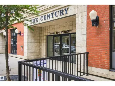Experience downtown living at The Century in the heart of Edmonton’s Warehouse District. This spacio...