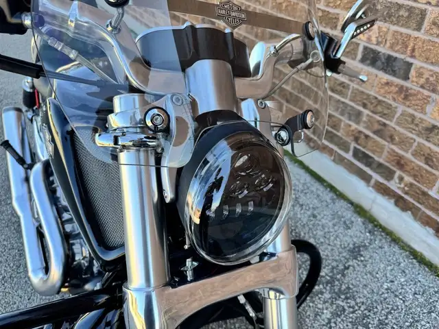 2010 Harley-Davidson V-Rod Muscle **LOW KMS** **EXTRAS** in Street, Cruisers & Choppers in Markham / York Region - Image 13
