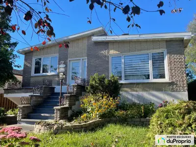 Un plain-pied située dans une rue résidentielle à distance de marche de station REM, à 4 km des auto...