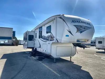 2011 Keystone Avalanche 330RE RV Premium Fifth Wheel with Rear Entertainment! 2011 Keystone RV Avala...