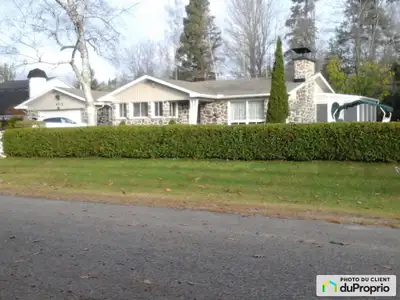 Propriété bien située, située sur une rue privée avec accès au grand et joli lac Pontbriand (notarié...