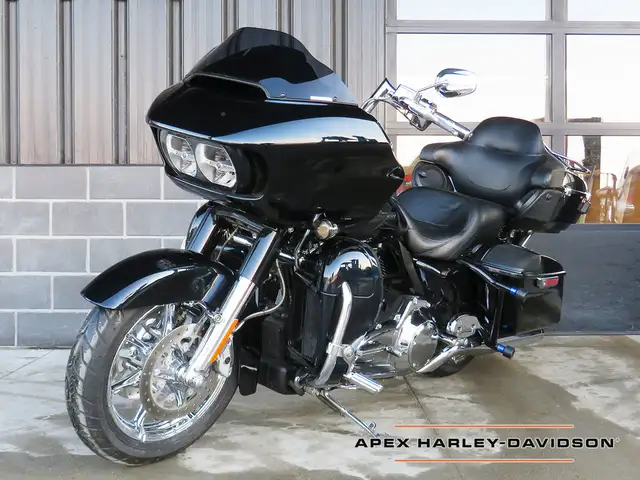 2015 Harley-Davidson FLTRUSE - CVO Road Glide Ultra in Sport Touring in Cambridge - Image 2