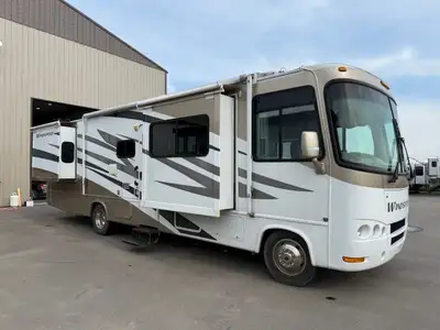 The 2009 Four Winds Windsport 32E is a gas-powered Class A motorhome that offers a spacious layout,...
