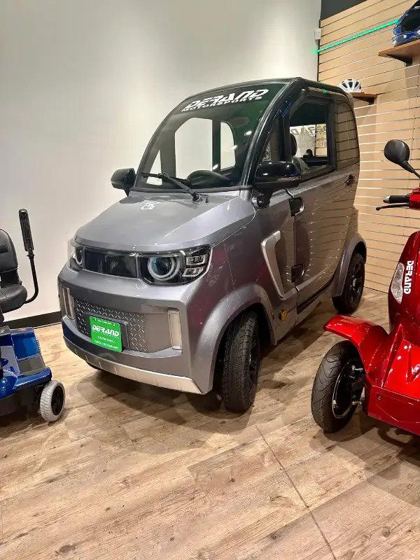 Fully enclosed mobility scooters at Derand!62863277224193122